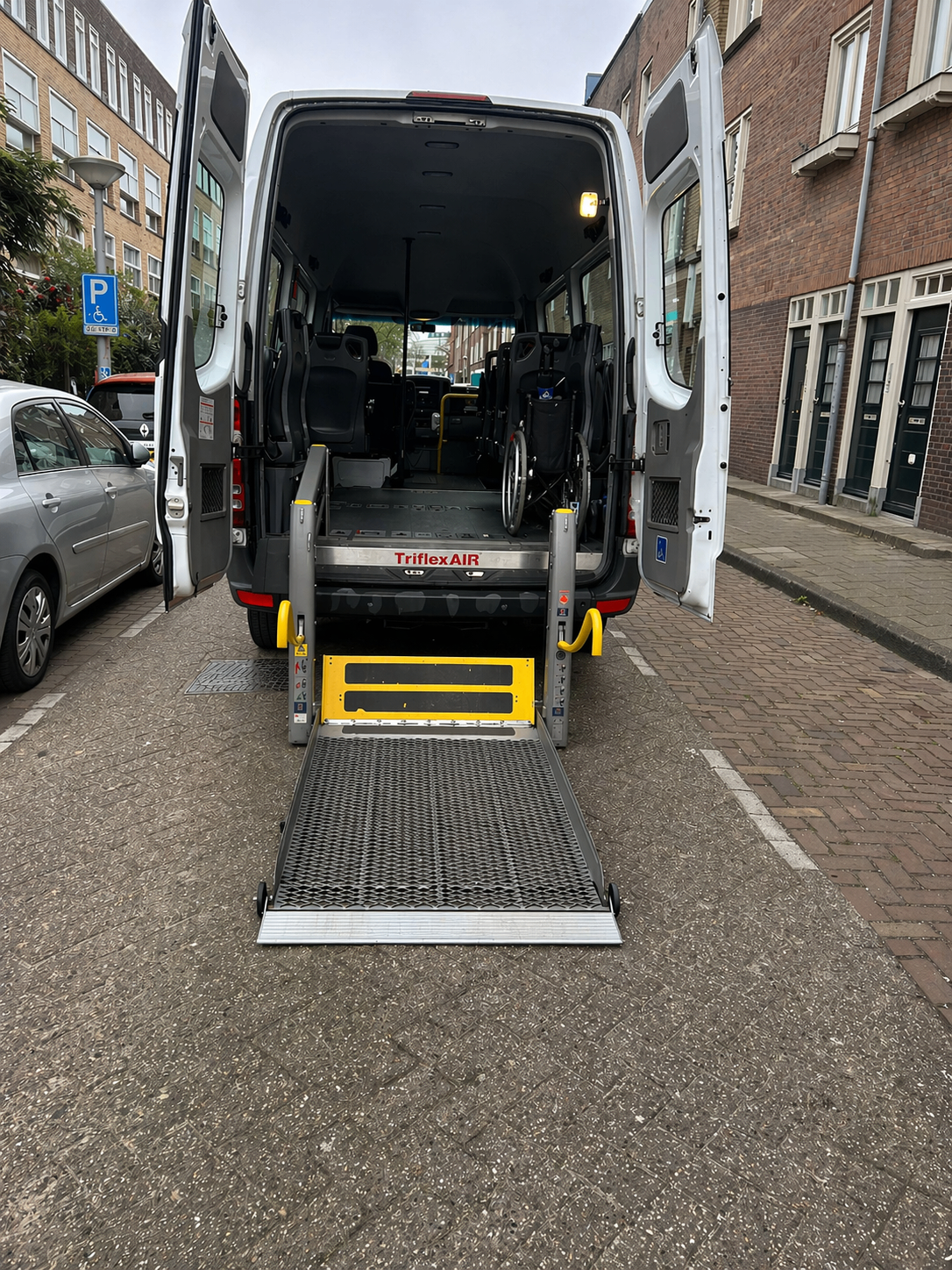 Achterzijde rolstoeltaxi met Triflex AIR oprijplaat