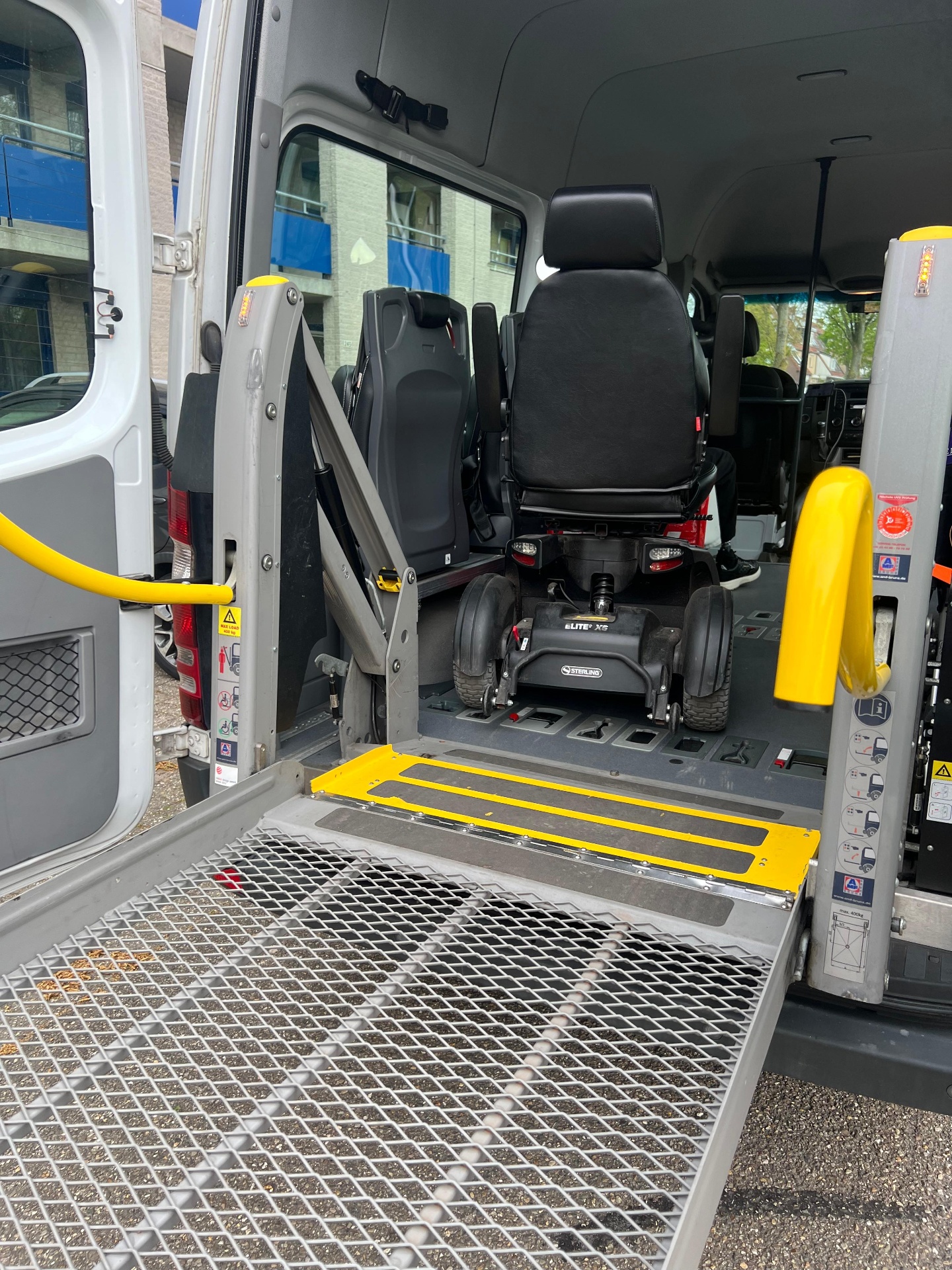 Interieur met scootmobiel veilig vastgezet in de taxi